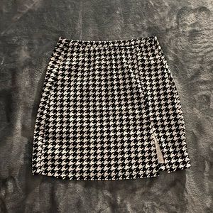 Split hem houndsooth skirt